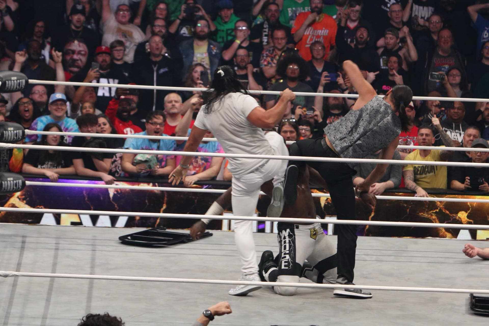 The Young Bucks (Matt Jackson y Nick Jackson) atacan a Swerve Strickland en AEW Dynasty 2025 (06 de abril de 2025) - AEW - SÚPER LUCHAS - Foto: José Luis Rodríguez Kato Kungfú