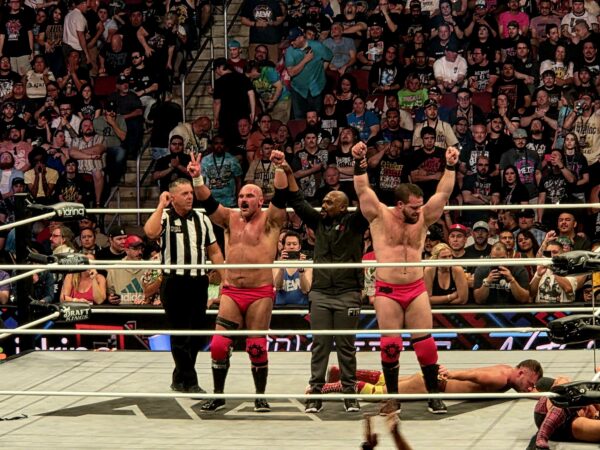 FTR (Dax Harwood y Cash Wheeler) junto a Stokely Hathaway en el PPV AEW Double or Nothing 2025 (25 de mayo de 2025) - AEW