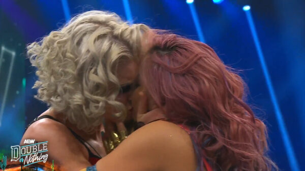 Toni Storm se besó con Mina Shikarawa tras vencerla en el PPV AEW Double or Nothing 2025 (25 de mayo de 2025) - AEW 2