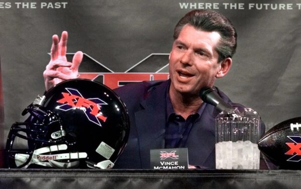 Vince McMahon presentando XFL