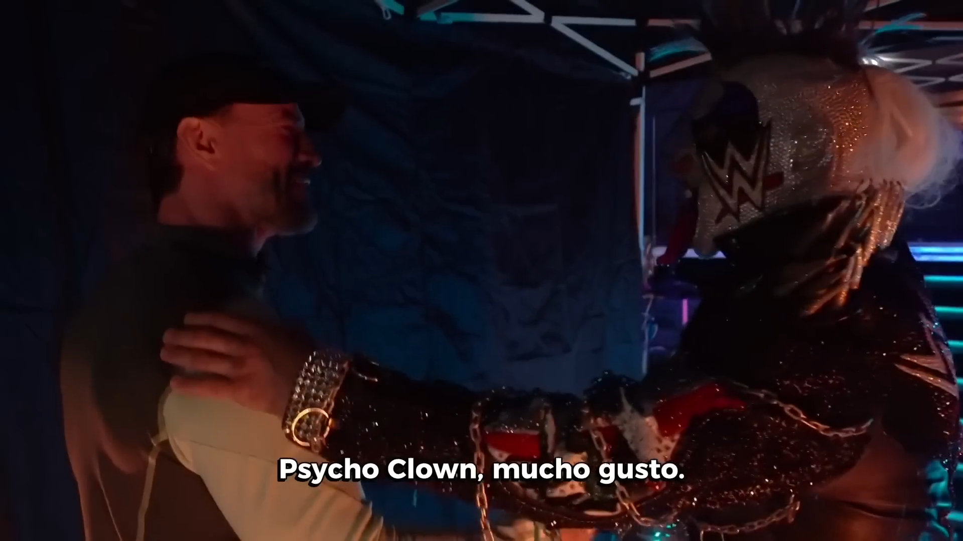 CM Punk se saluda con Psycho Clown tras bambalinas en AAAxWWE Worlds Collide 2025