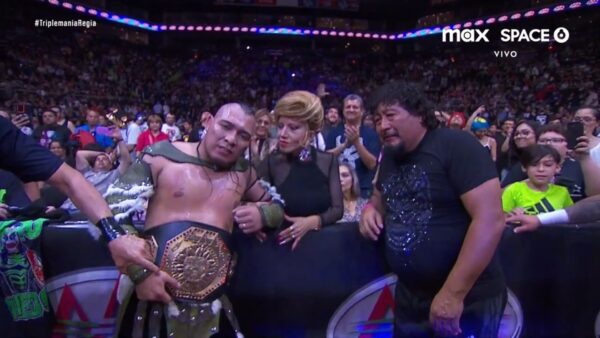 Hijo del Vikingo tras vencer a Alberto del Río (Alberto el Patrón) para retener el Megacampeonato AAA, junto a la Lic. Marisela Peña y su padre, King Vikingo, en la Triplemanía Regia 2025 (15 de junio de 2025) - AAA
