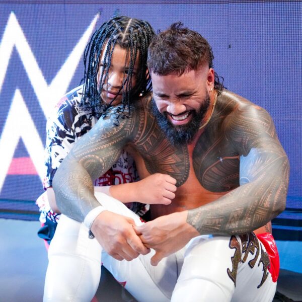 Jey Uso con su hijo en WWE RAW