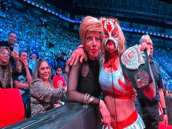 La Lic. Marisela Peña junto a la Campeona Reina de Reinas AAA Lady Flammer en Triplemanía Regia (15.06.2025) - AAA