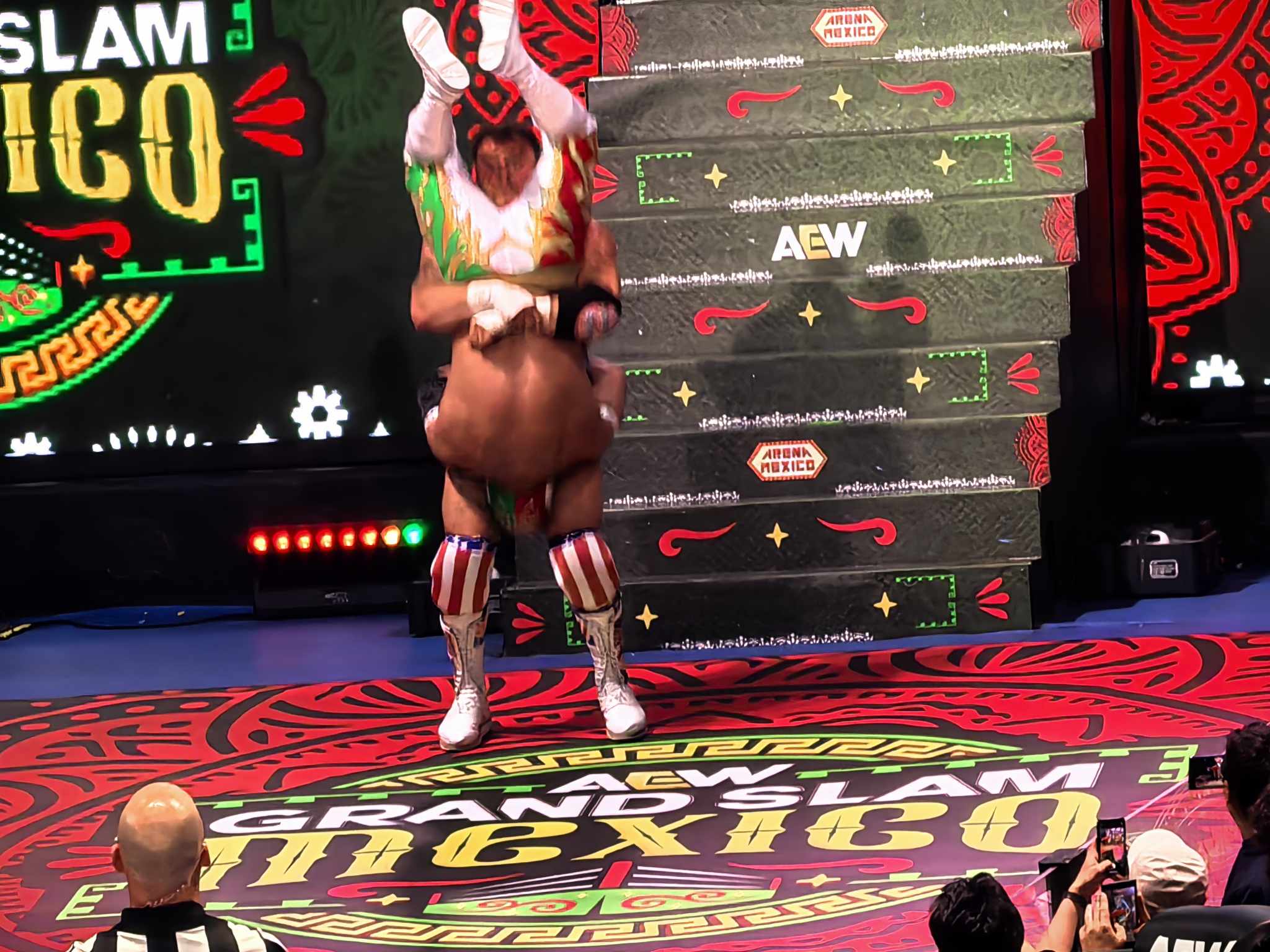 MJF castiga con un martinete a Místico en la Arena México en el especial de AEW Dynamite denominado AEW Grand Slam México (18 de junio de 2025) - Ernesto Ocampo - Superluchas
