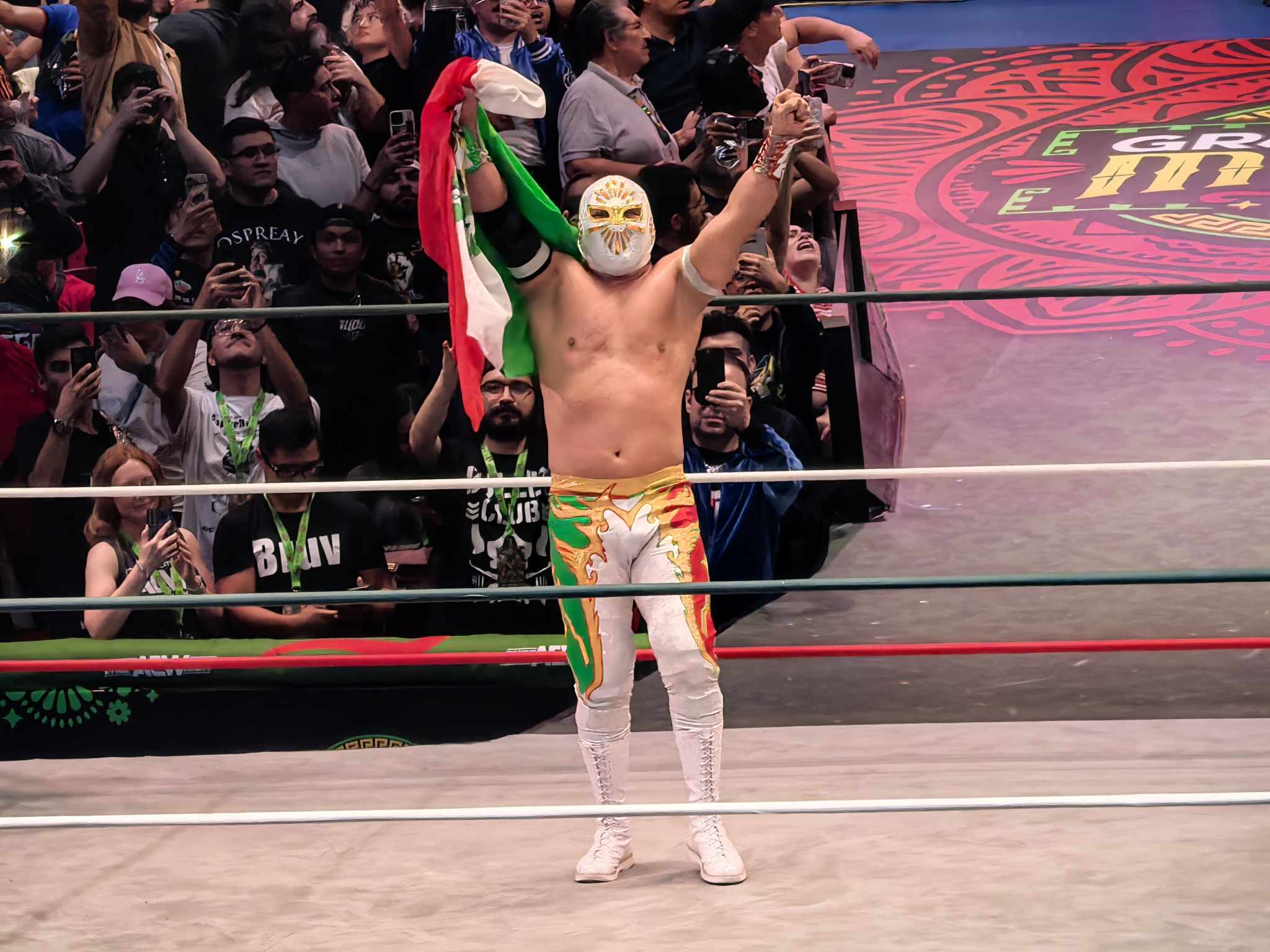 Místico con la bandera de México tras vencer a MJF en la Arena México en el especial de AEW Dynamite denominado AEW Grand Slam México (18 de junio de 2025) - Ernesto Ocampo - Superluchas 1