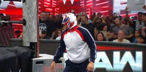 Apareció otro enmascarado en Raw El Grande Americano 3.0 (28 de julio de 2025) - WWE