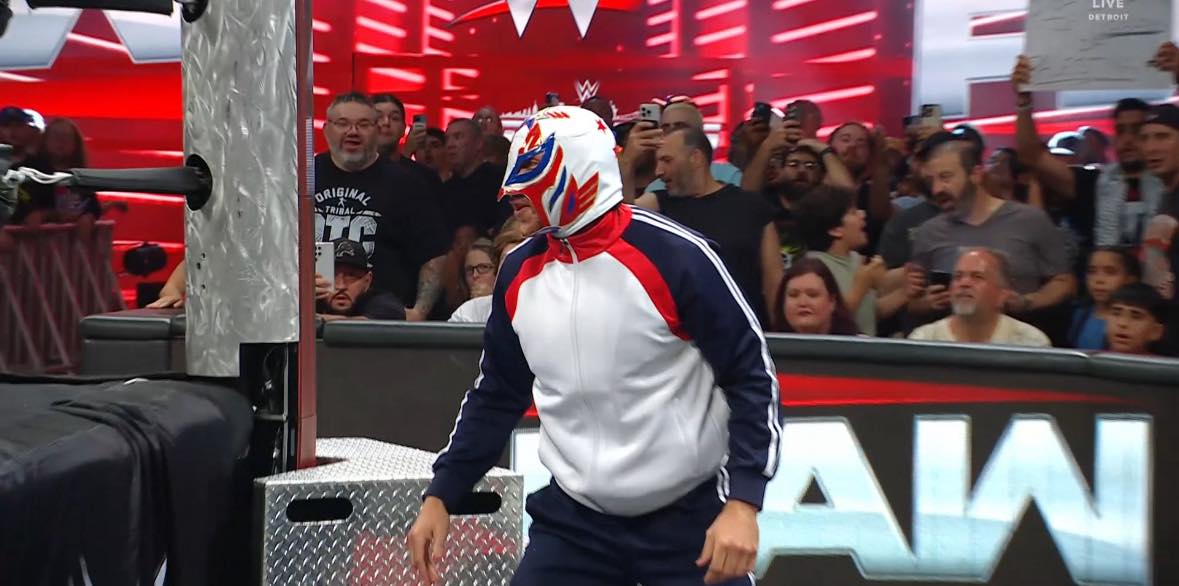 Apareció otro enmascarado en Raw El Grande Americano 3.0 (28 de julio de 2025) - WWE