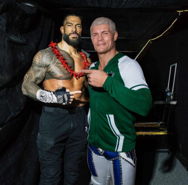 Roman Reigns y Cody Rhodes backstage WWE SummerSlam 2025