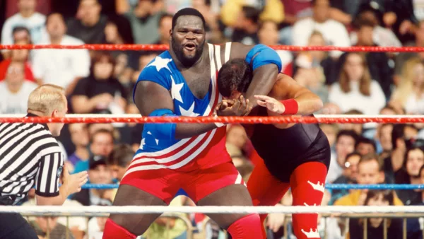 Mark Henry luchando con Jerry Lawler en WWE en 1996