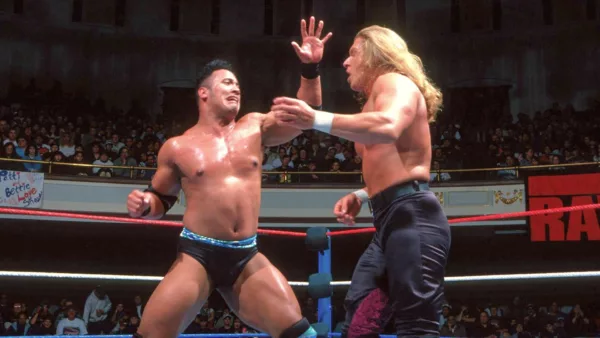 The Rock como Rocky Maivia contra Triple H en una lucha en WWE RAW