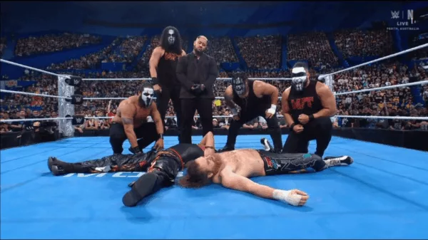 Tama Tonga, Talla Tonga, Tonga Loa, JC Mateo y Solo Sikoa atacaron a Shinsuke Nakamura y Sami Zayn