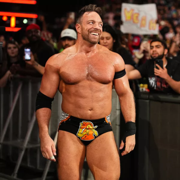 WWE Raw 06 octubre 2025 LA Knight sonriente