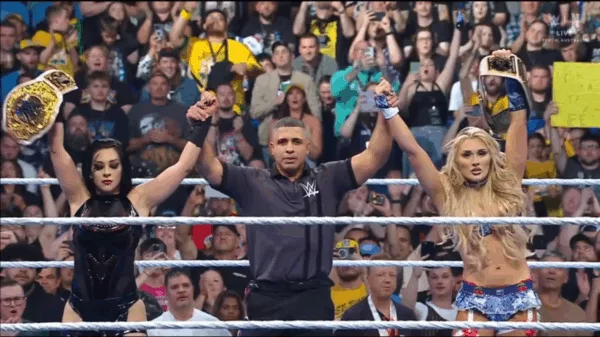 WWE SmackDown 10 octubre 2025 Stephanie Vaquer Campeona Mundial y Tiffany Stratton Campeona WWE