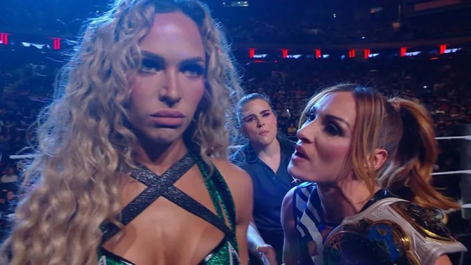 Maxxine Dupri y Becky Lynch en WWE RAW 17 de noviembre 2025