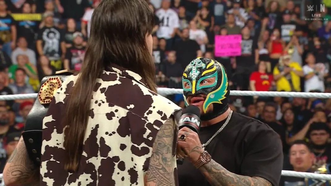 Rey y Dominik Mysterio en WWE RAW 3 de noviembre 2025