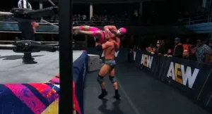 AEW Dynamite 24 diciembre 2025 Máscara Dorada Roderick Strong