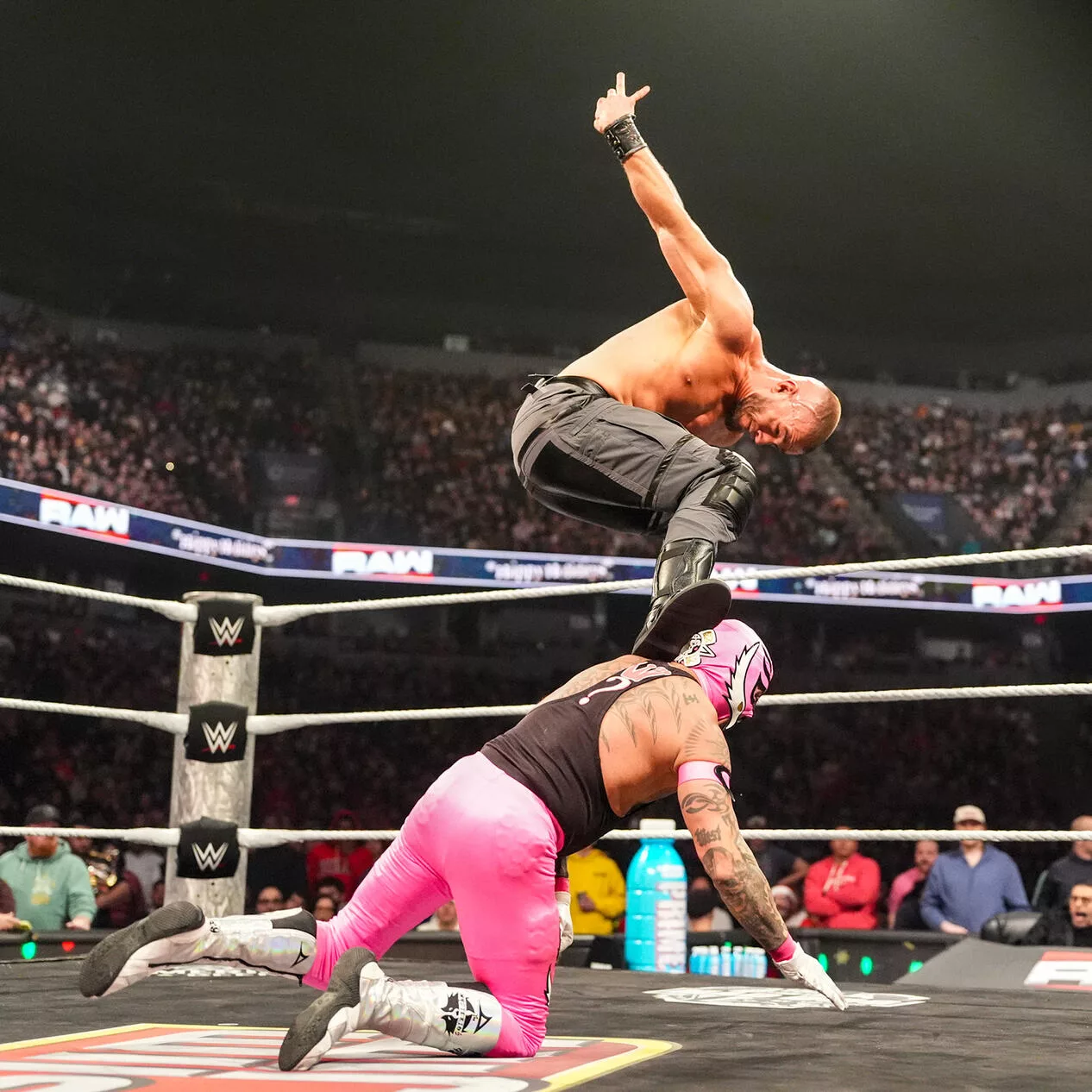 Austin Theory castiga con un Curb Stomp a Rey Mysterio en WWE Raw