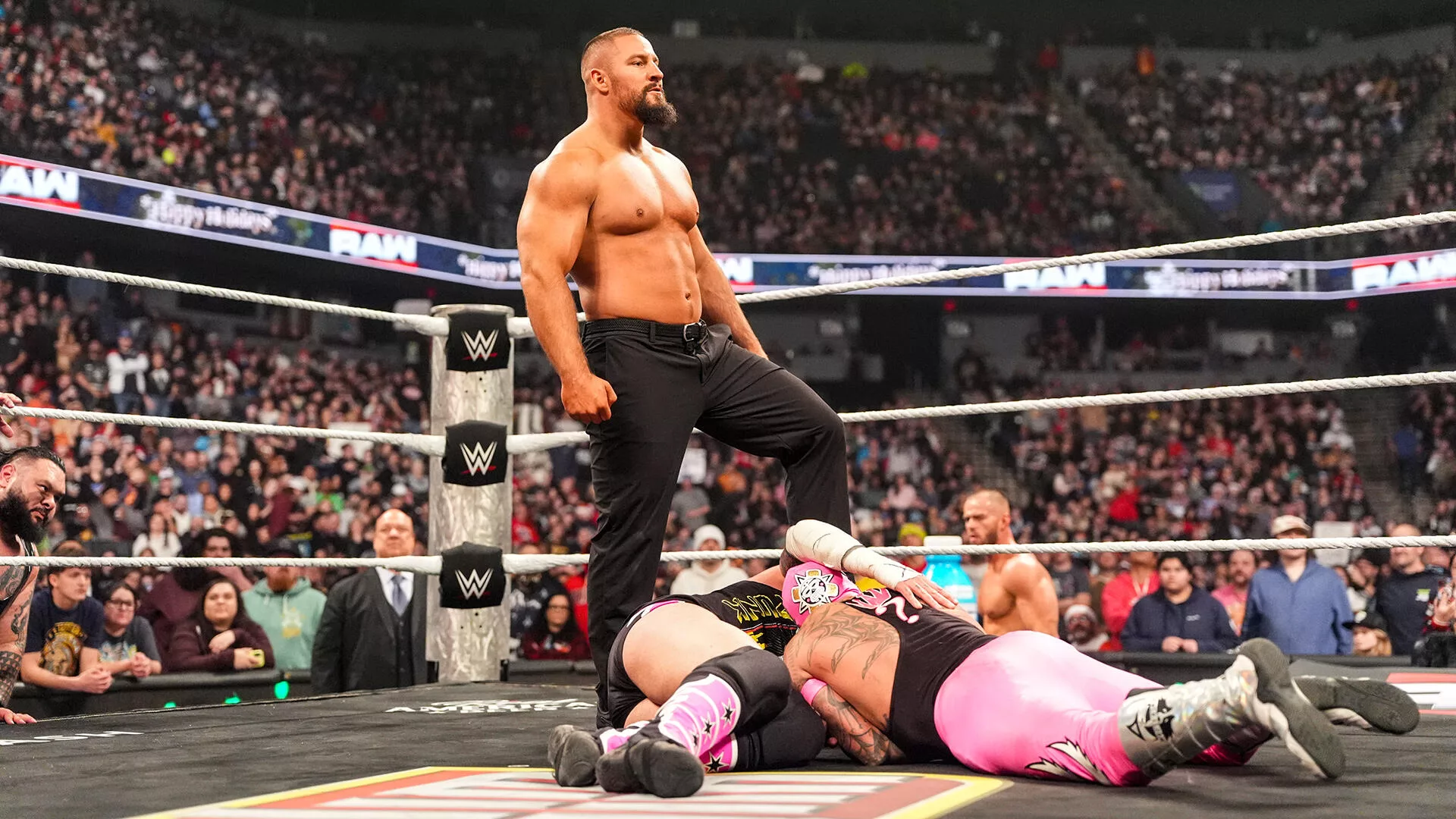 Bron Breakker tras atacar a CM Punk y Rey Mysterio en WWE Raw