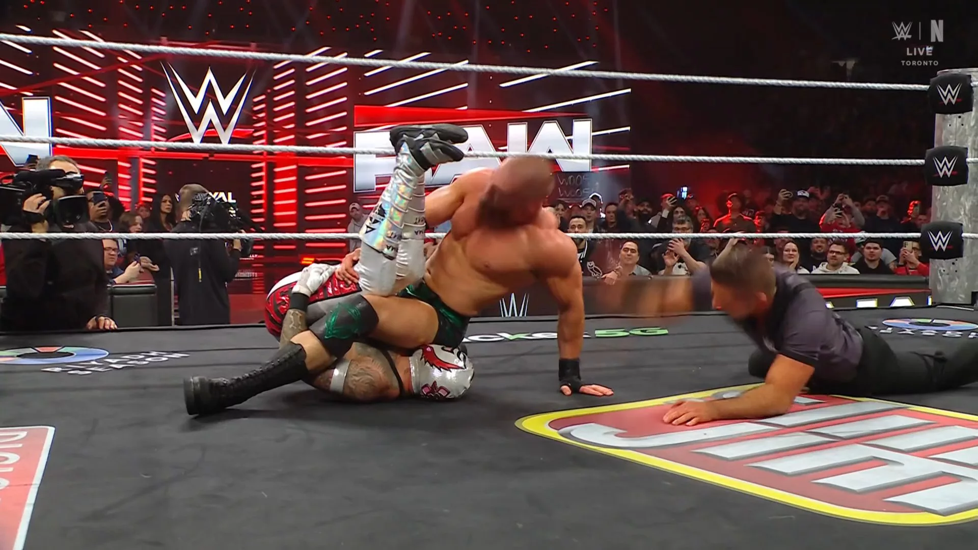 Austin Theory y Rey Mysterio en WWE RAW 26 de enero 2026