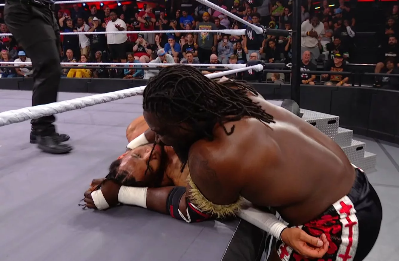 Oba Femi y Leon Slater en WWE NXT 6 de enero 2026