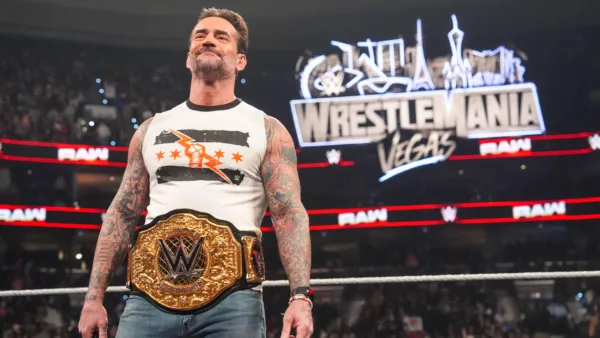 CM Punk como Campeón Mundial WWE y WrestleMania 42 al fondo