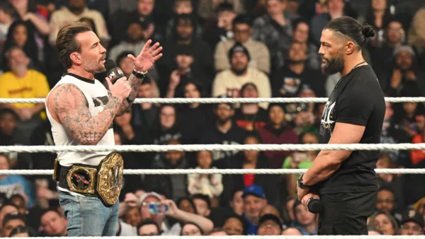 CM Punk y Roman Reigns cara a cara