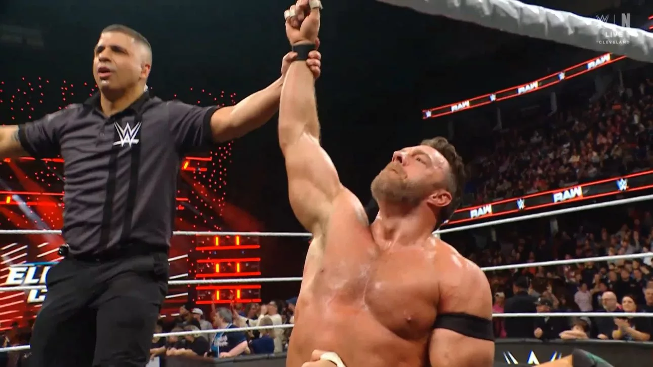 LA Knight en WWE RAW 9 de febrero 2026