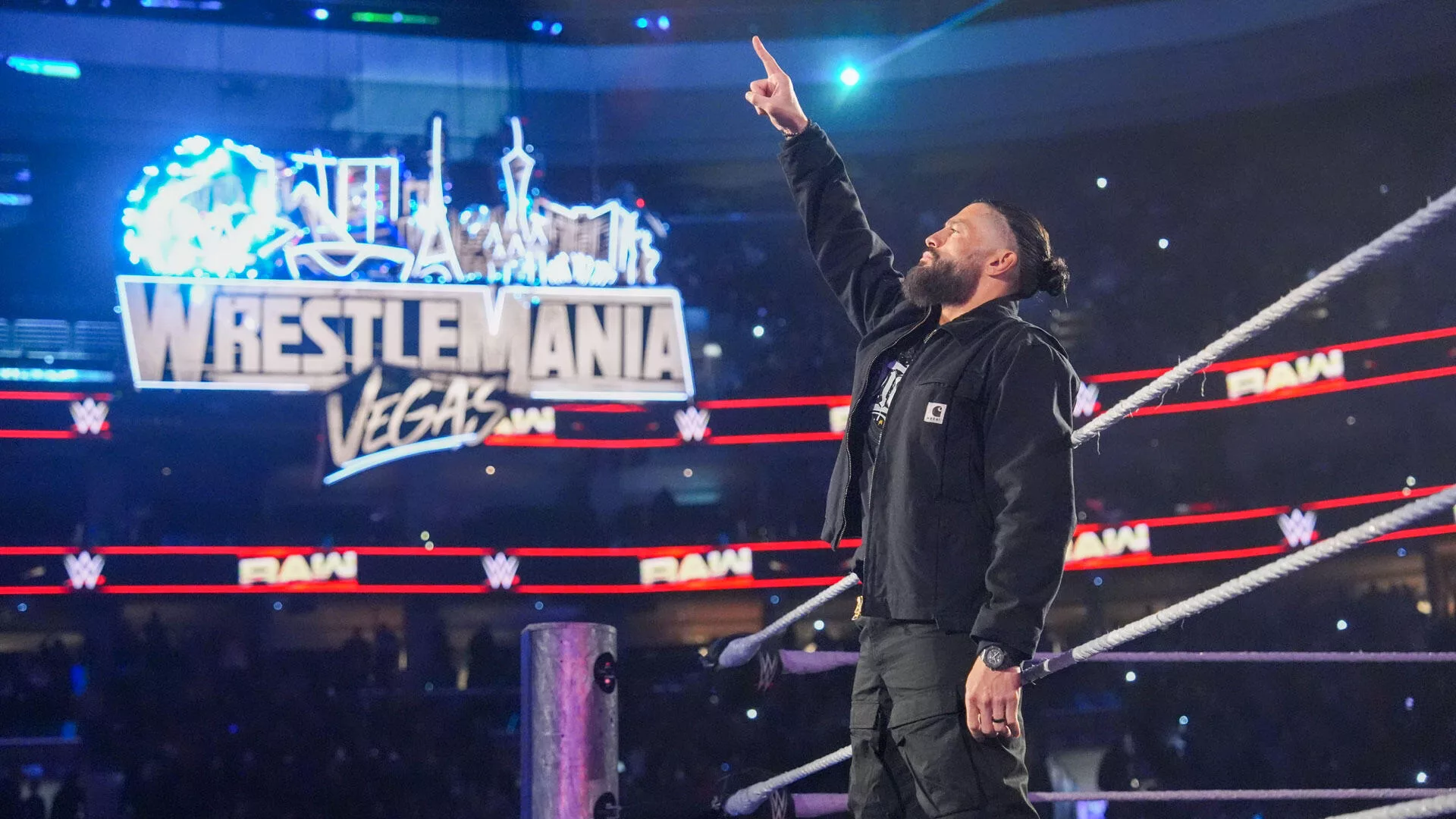 Roman Reigns en WWE Raw y WrestleMania 42 de fondo