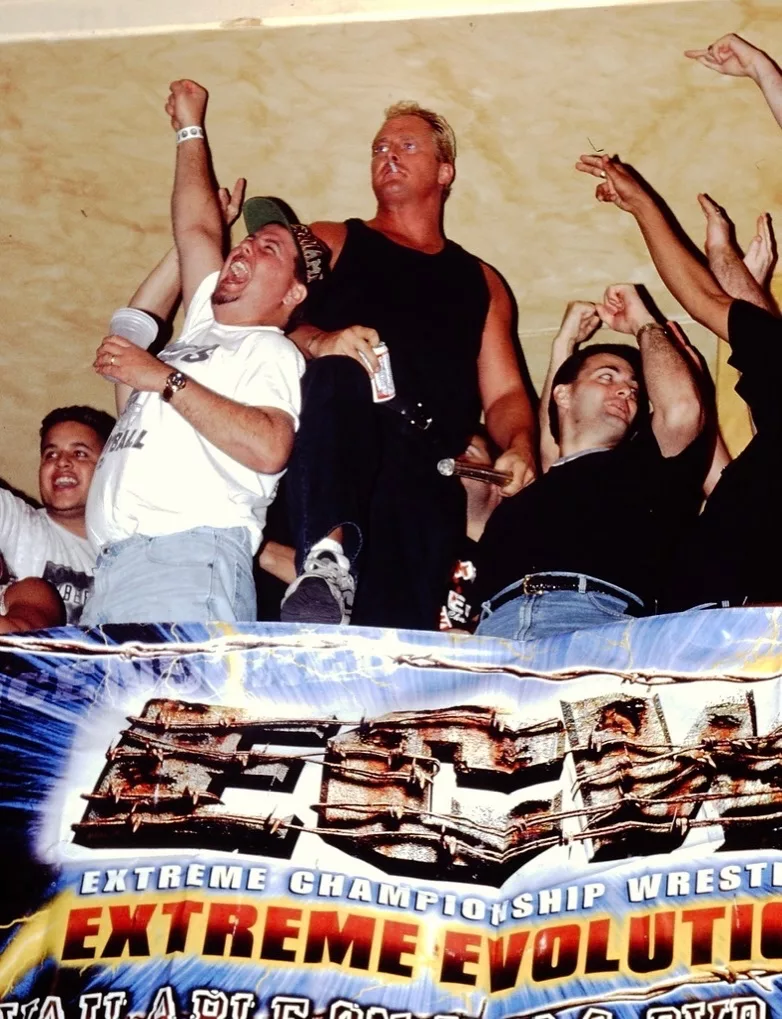 Sandman con aficionados en ECW - WWE