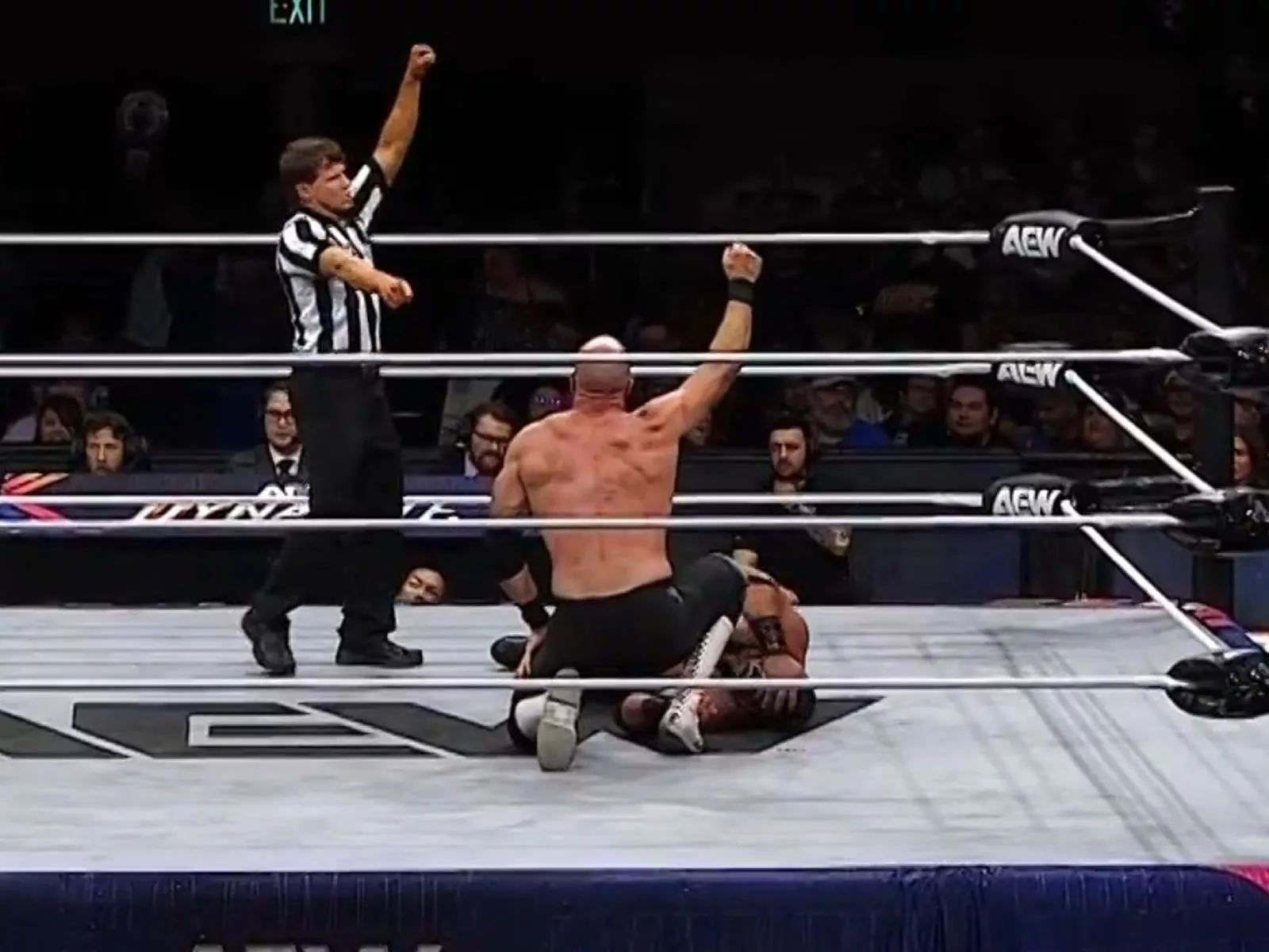 AEW Dynamite: Death Riders vencen a Takeshita y Hechicero con trampa