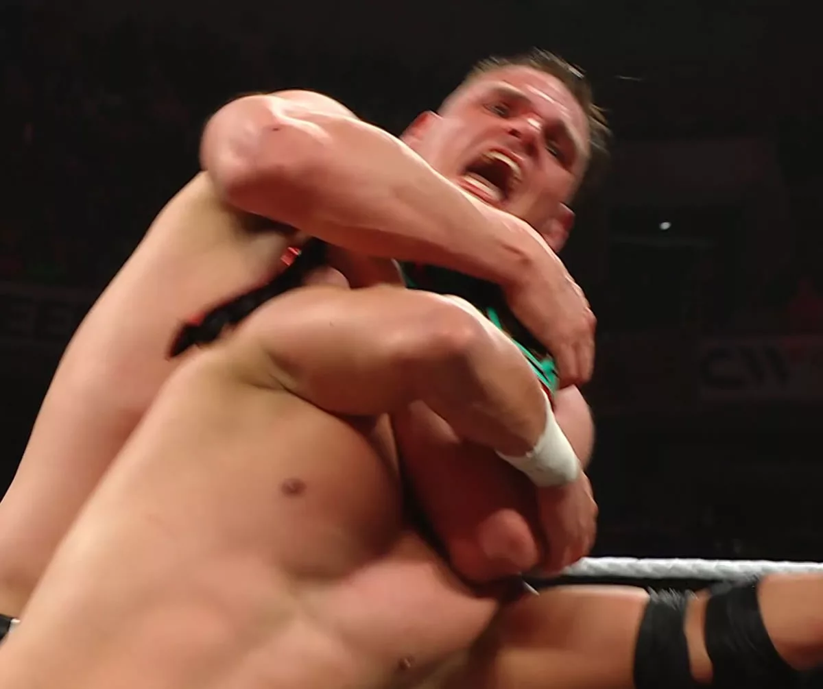 WWE Raw: Gunther derrota a Dragon Lee con trampa