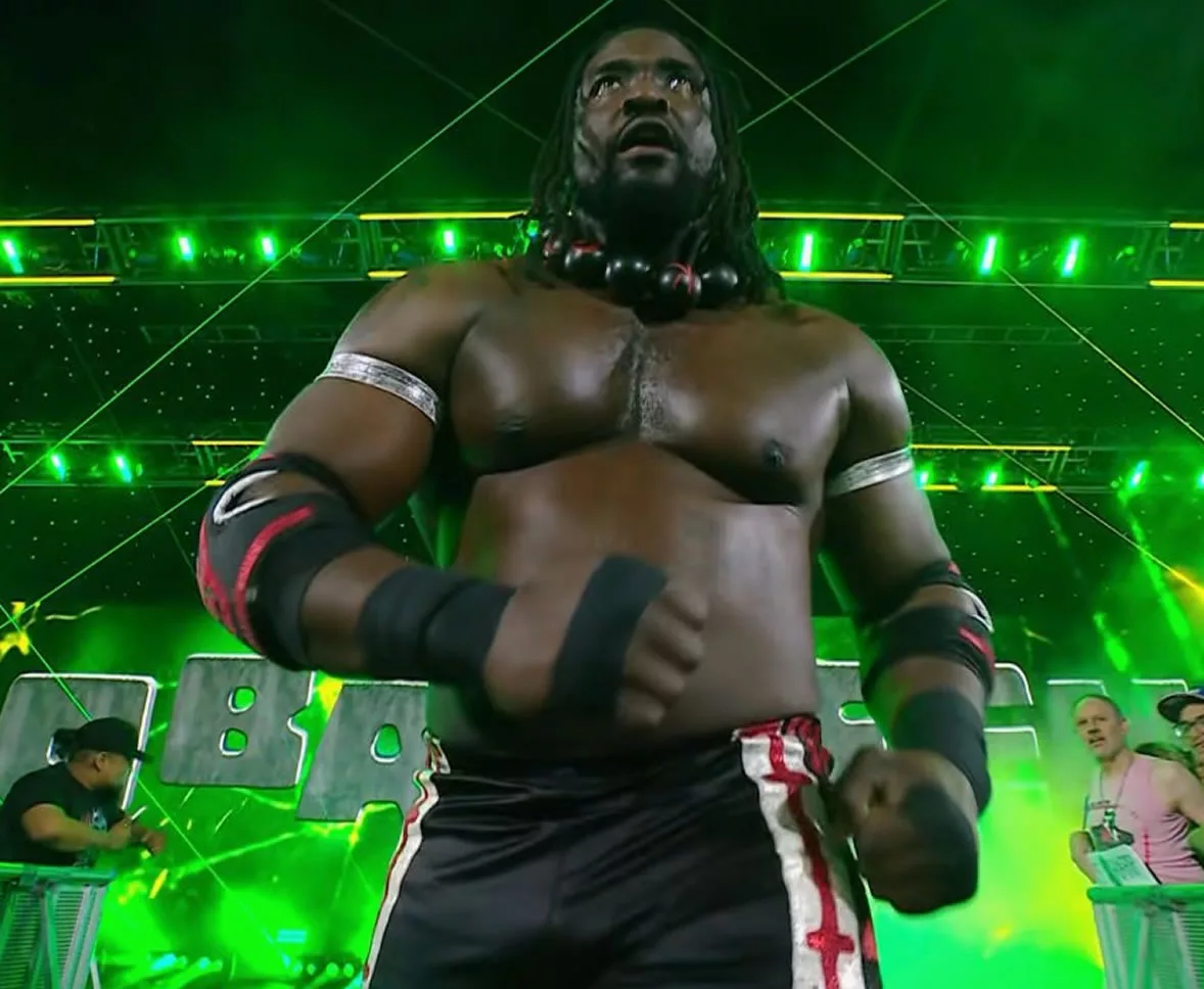 Oba Femi derrota a Rusev con una poderosa demostración