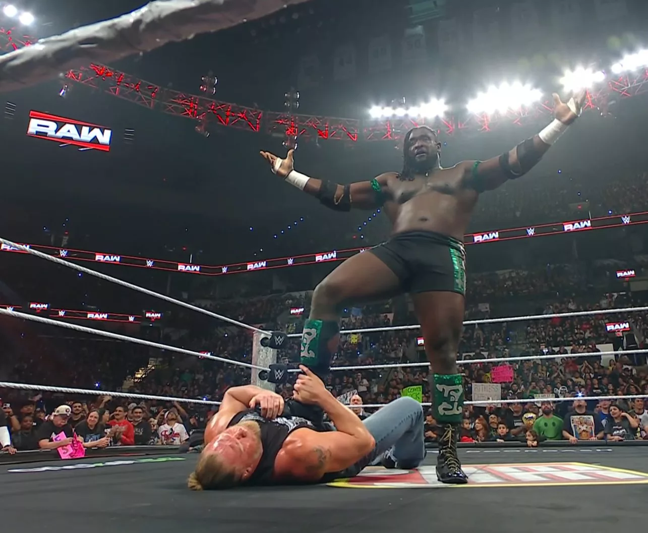 Oba Femi ataca a Brock Lesnar ¿Ayuda a Seth Rollins?