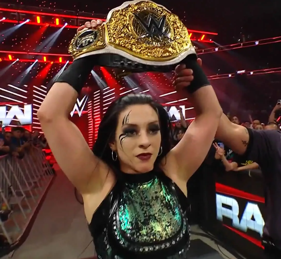 Stephanie Vaquer vence a Raquel Rodríguez pese a la interferencia de Liv Morgan