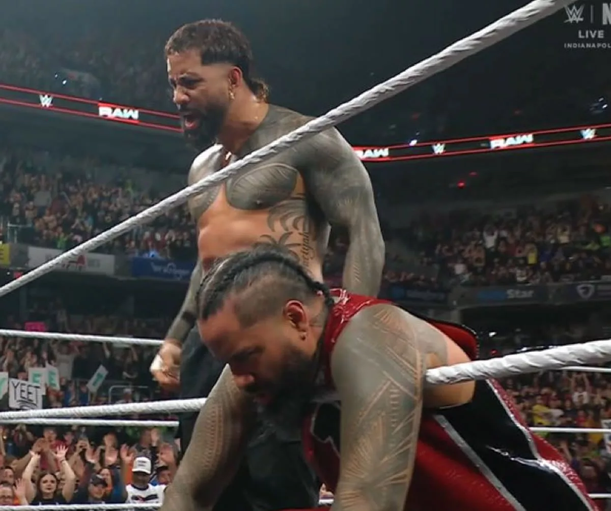 The Usos masacran a Logan Paul y Austin Theory