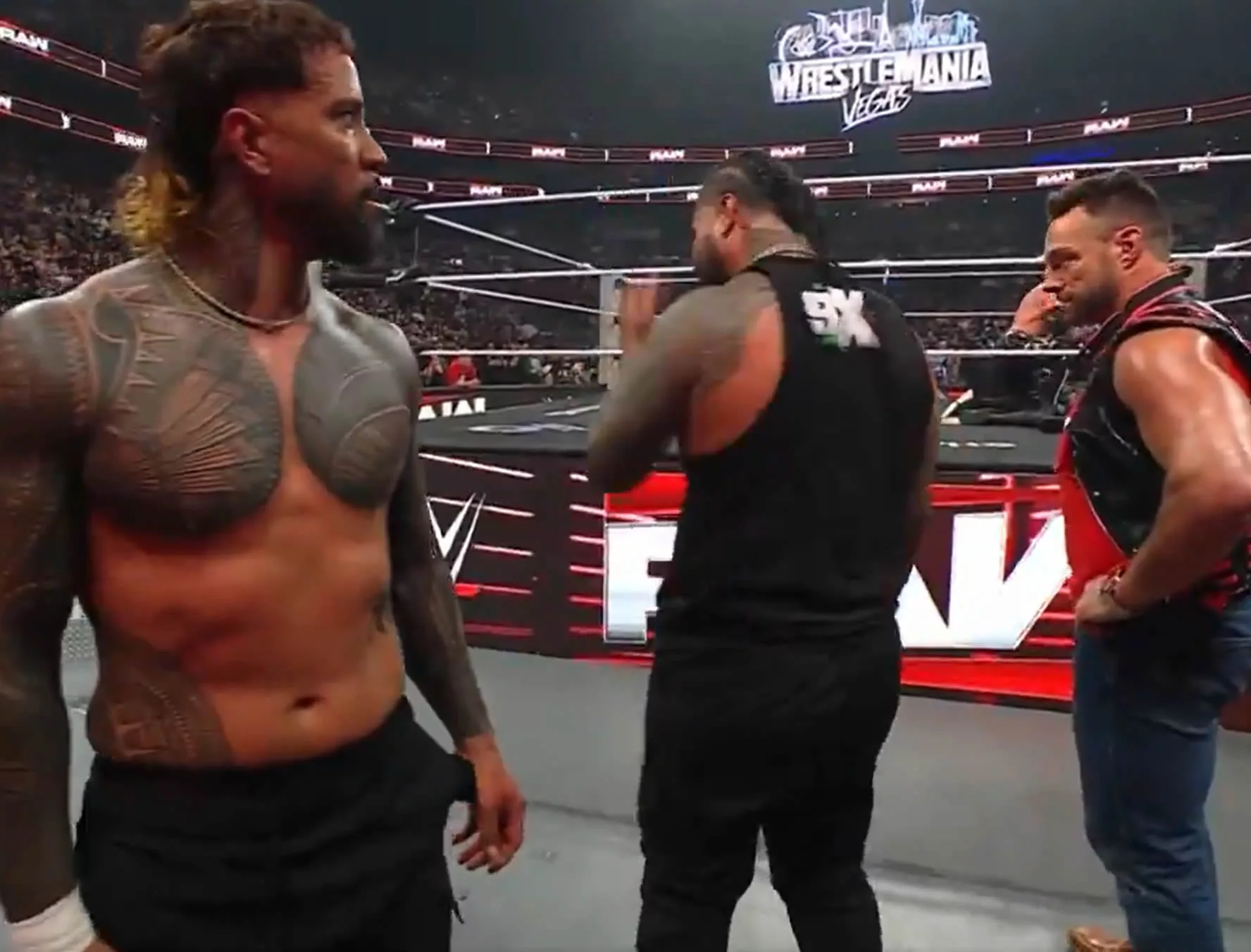 Jey Uso noquea a Logan Paul y Austin Theory con un objeto contundente