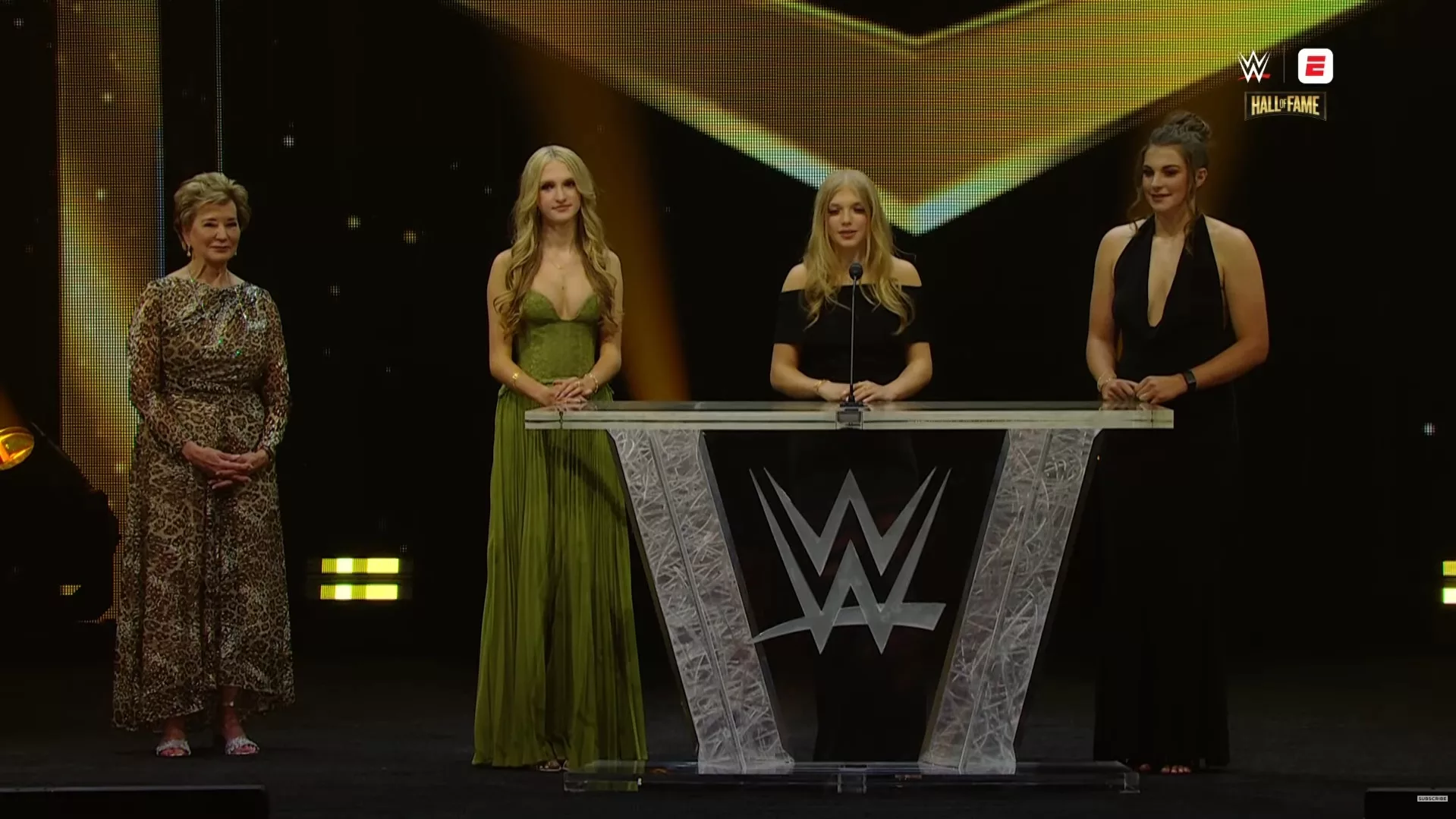 Linda McMahon junto a Aurora Rose Levesque McMahon, Murphy Claire Levesque McMahon y Vaughn Evelyn Levesque McMahon