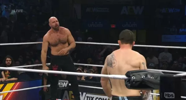 Jon Moxley Kyle O'Reilly durante AEW Dynamite
