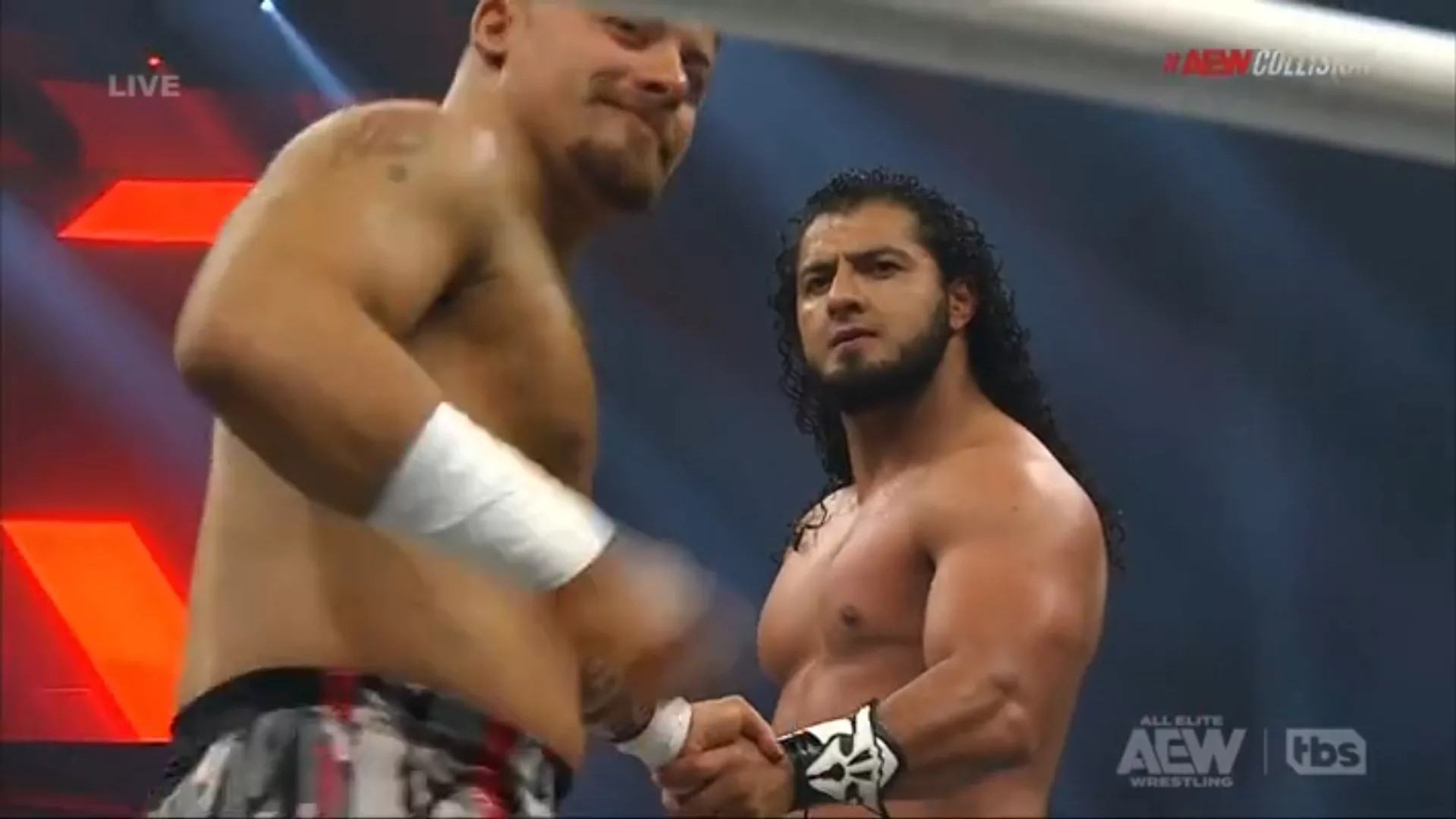 Rush vs TJ Crawford durante AEW Dynamite