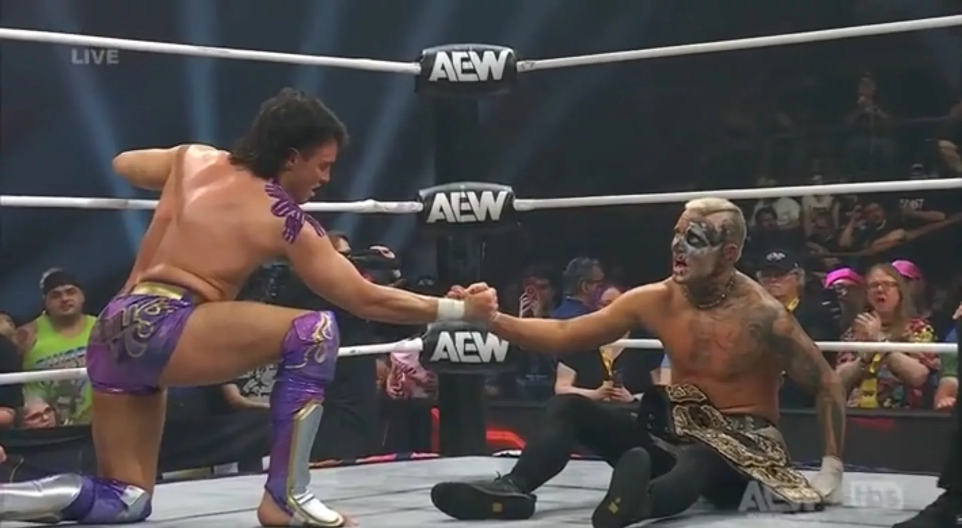 'Speedball' Mike Bailey Darby Allin durante AEW Dynamite
