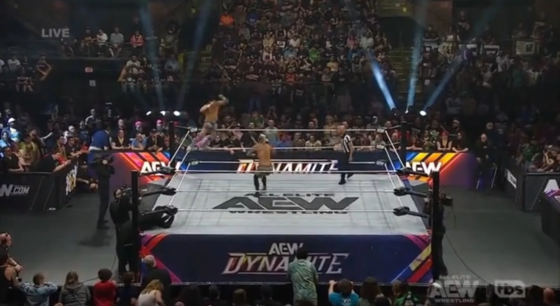'Speedball' Mike Bailey Darby Allin durante AEW Dynamite