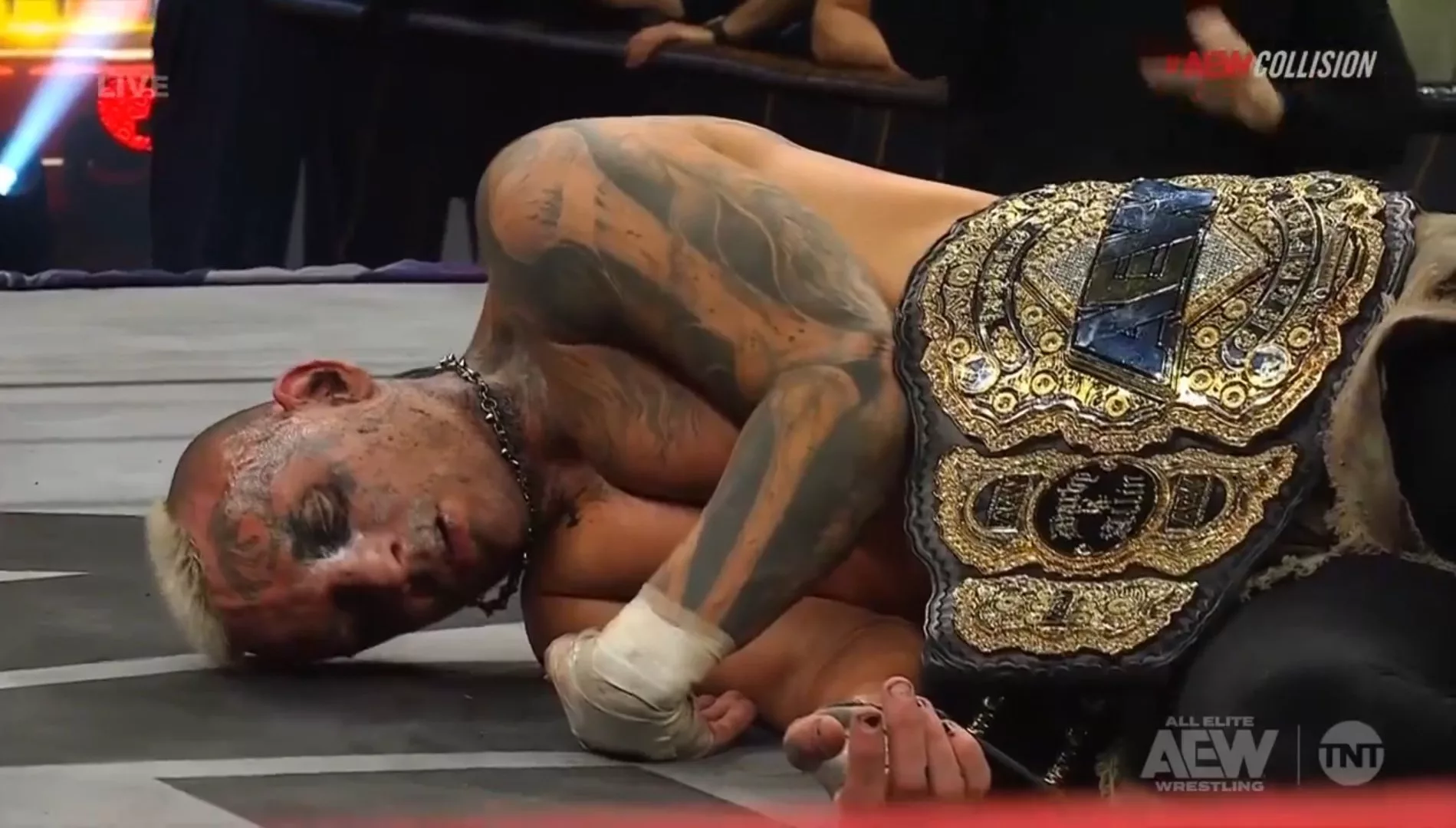 Darby Allin durante AEW Collision