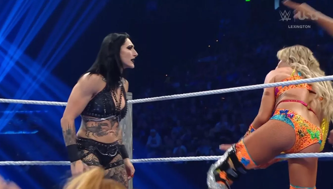 Rhea Ripley y Charlotte Flair durante WWE SmackDown