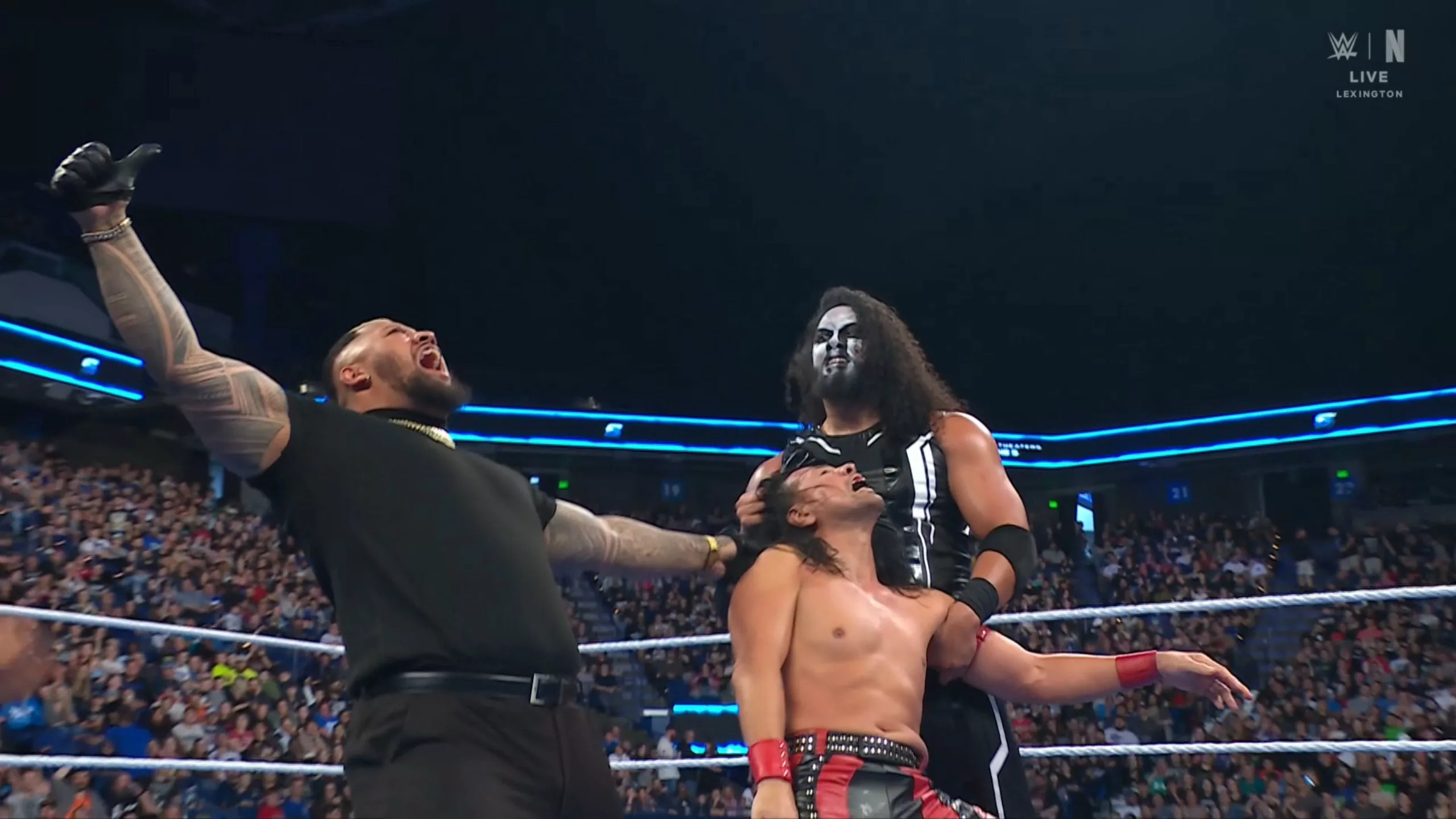Shinsuke Nakamura y MFT durante WWE SmackDown