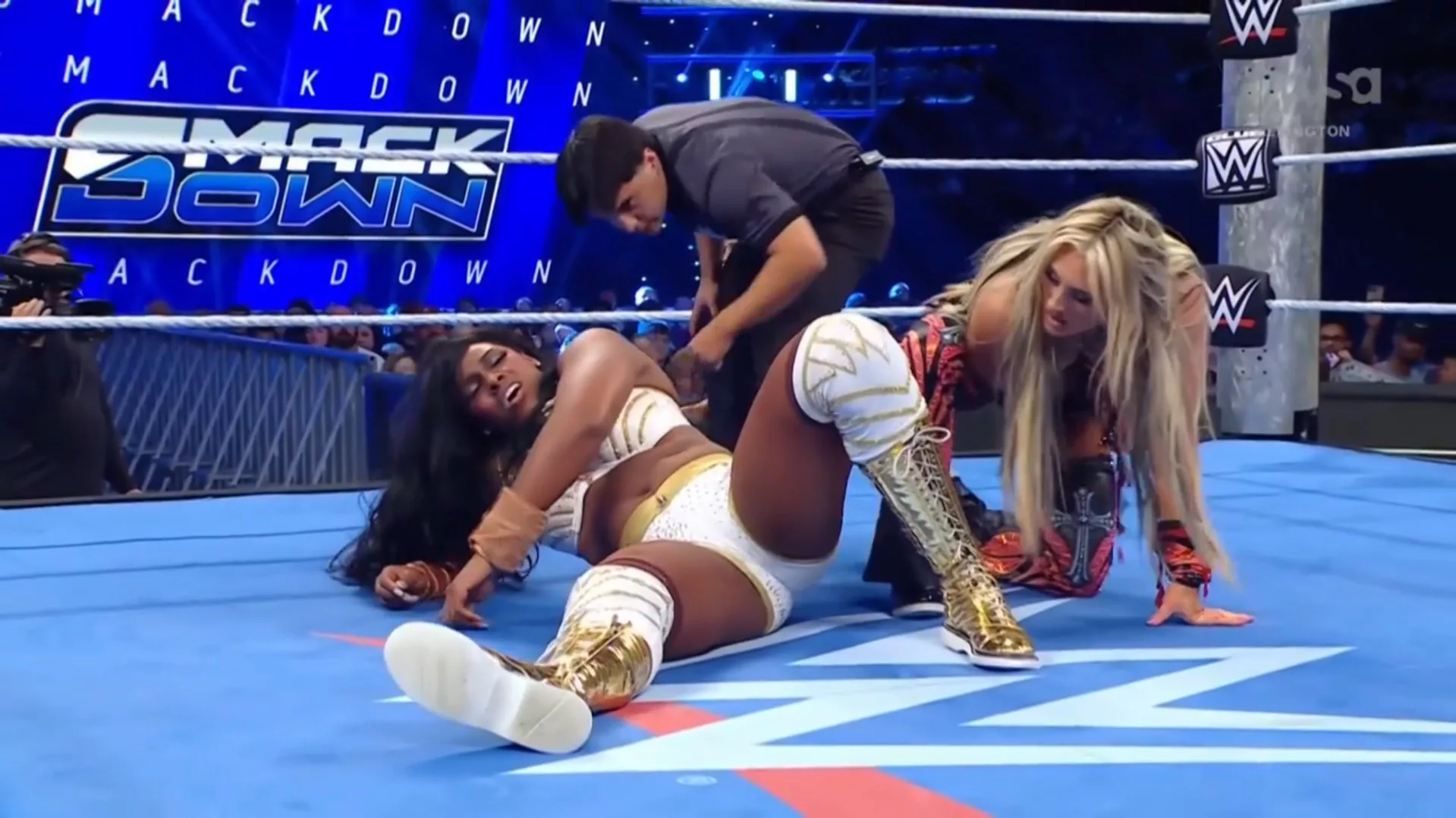 Tiffany Stratton Lash Legend durante WWE SmackDown