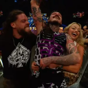 JD McDonagh, Dominik Mysterio y Liv Morgan en WWE SmackDown