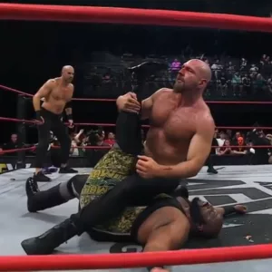 Jon Moxley cubriendo a Shane Taylor en AEW Collision 13 de junio de 2026