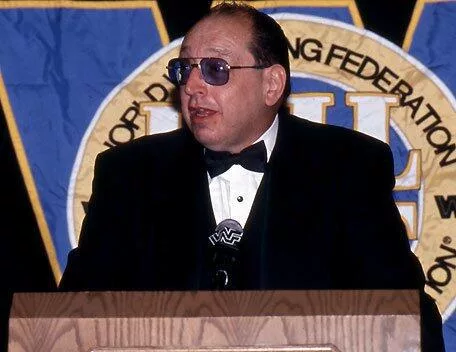 Gorilla Monsoon durante su discurso en el Salón de la Fama WWE 1994