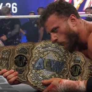 MJF besando el Campeonato Mundial de Peso Completo AEW en el AEW Dynamite del 1 de julio de 2026